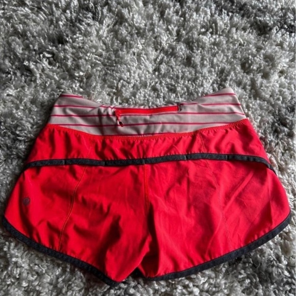 Lululemon Speed Short *4-way Stretch 2.5" Electric Coral / Quiet Stripe Butter - Picture 2 of 3